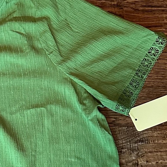 Pretty green top-New with tag! - Picture 3 of 4
